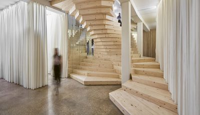 Escalera de madera de caracol
